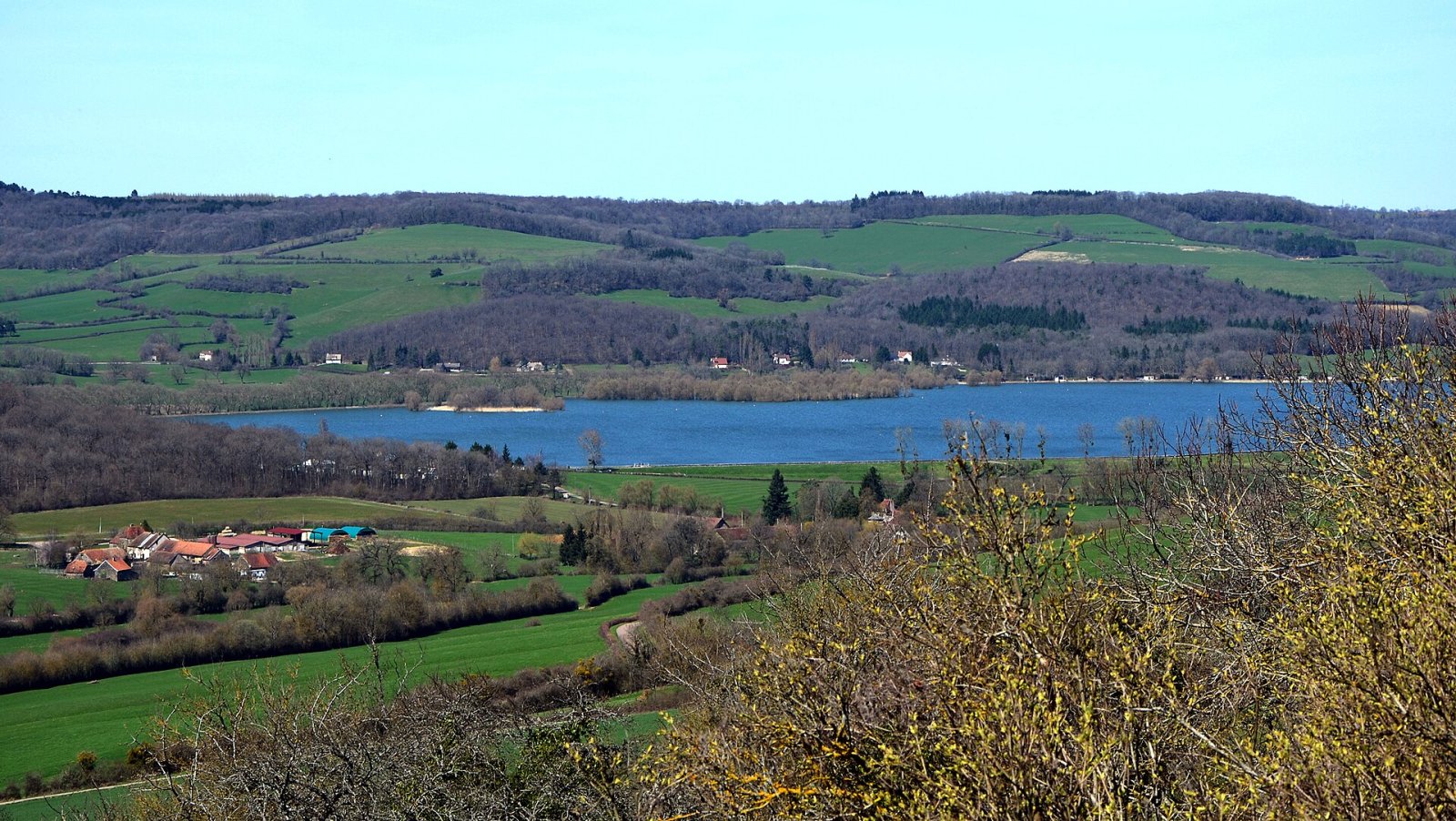 Scopri il Lac de Panthier: un angolo di paradiso in Borgogna - Maconge | Secret World Trip Planner