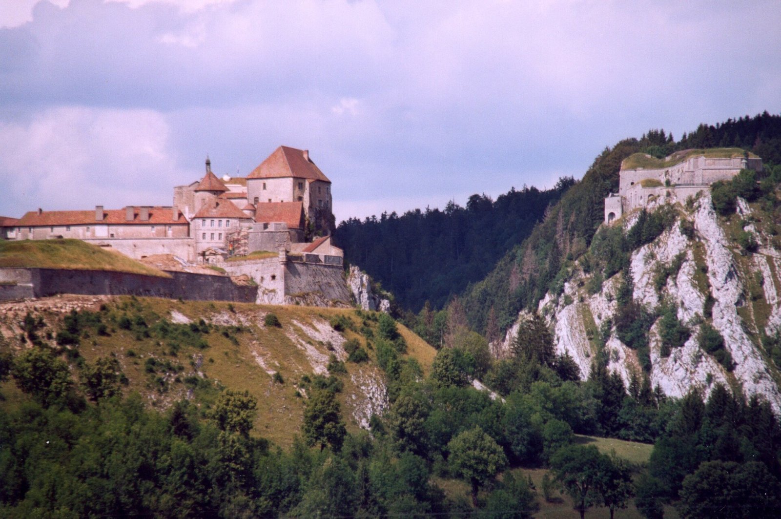 Château de Joux: Un Viaggio nella Storia della Bourgogne-Franche-Comté - La Cluse-et-Mijoux | Secret World Trip Planner