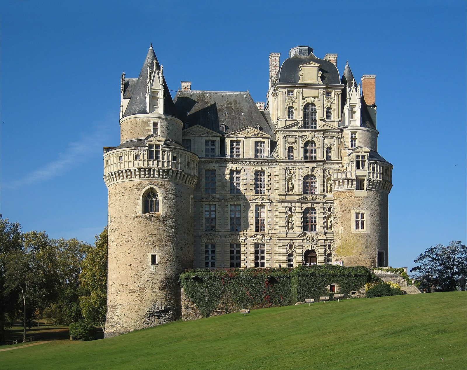 Château de Brissac: un tesoro della storia francese — Cinq-Mars-la-Pile