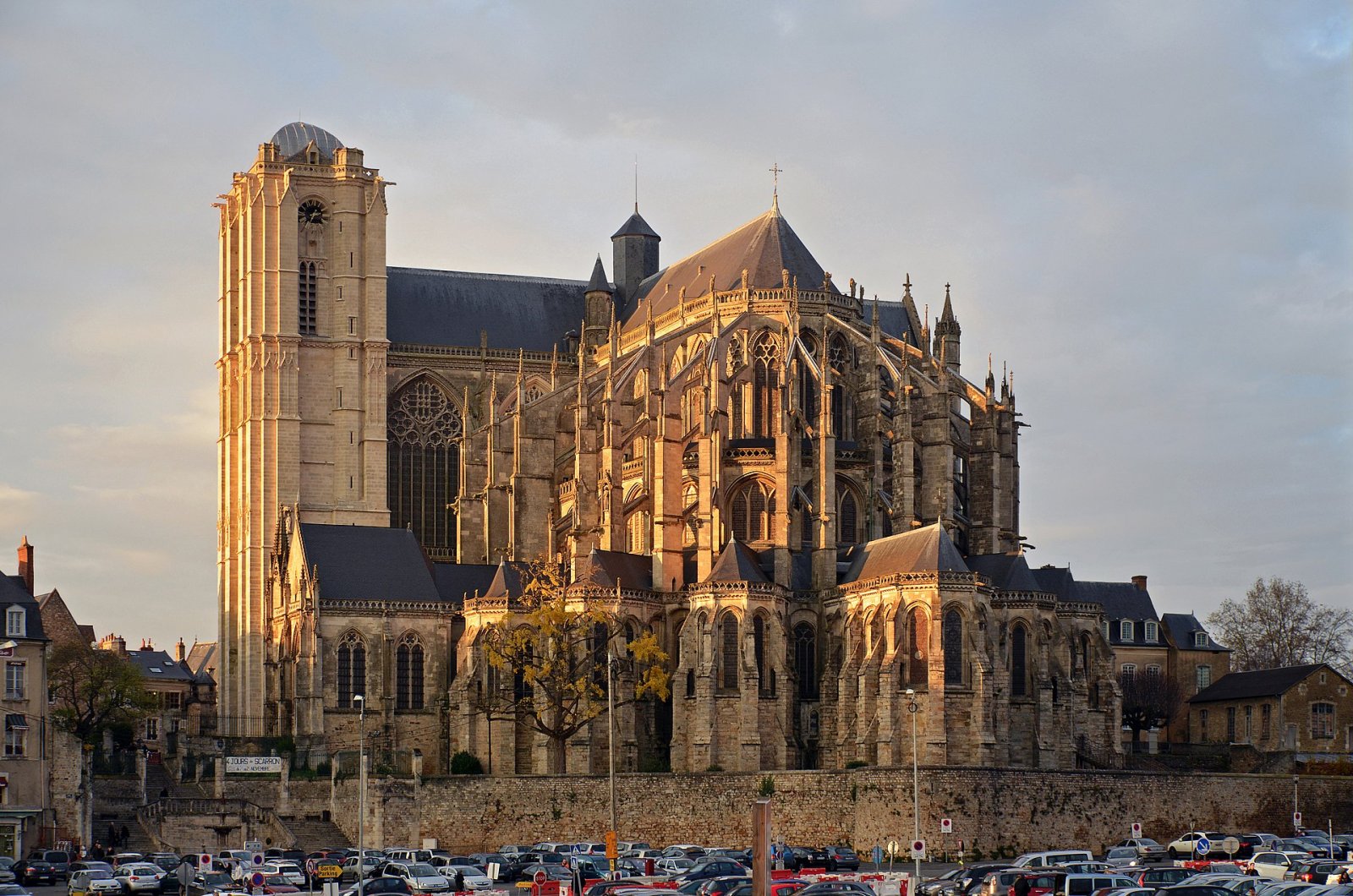Die Cathédrale Saint-Julien du Mans entdecken: ein kultureller Schatz - Le Mans | Secret World Trip Planner