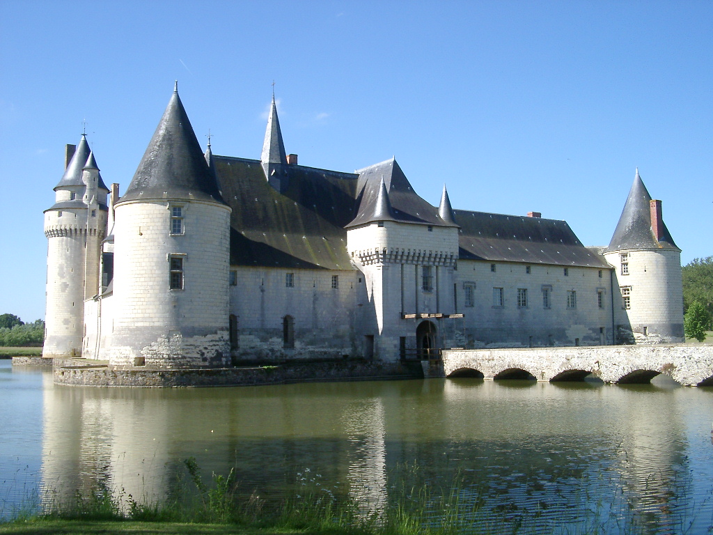 Discover the Charm of Château du Plessis-Bourré in France — Saint-Aubin-le-Dépeint