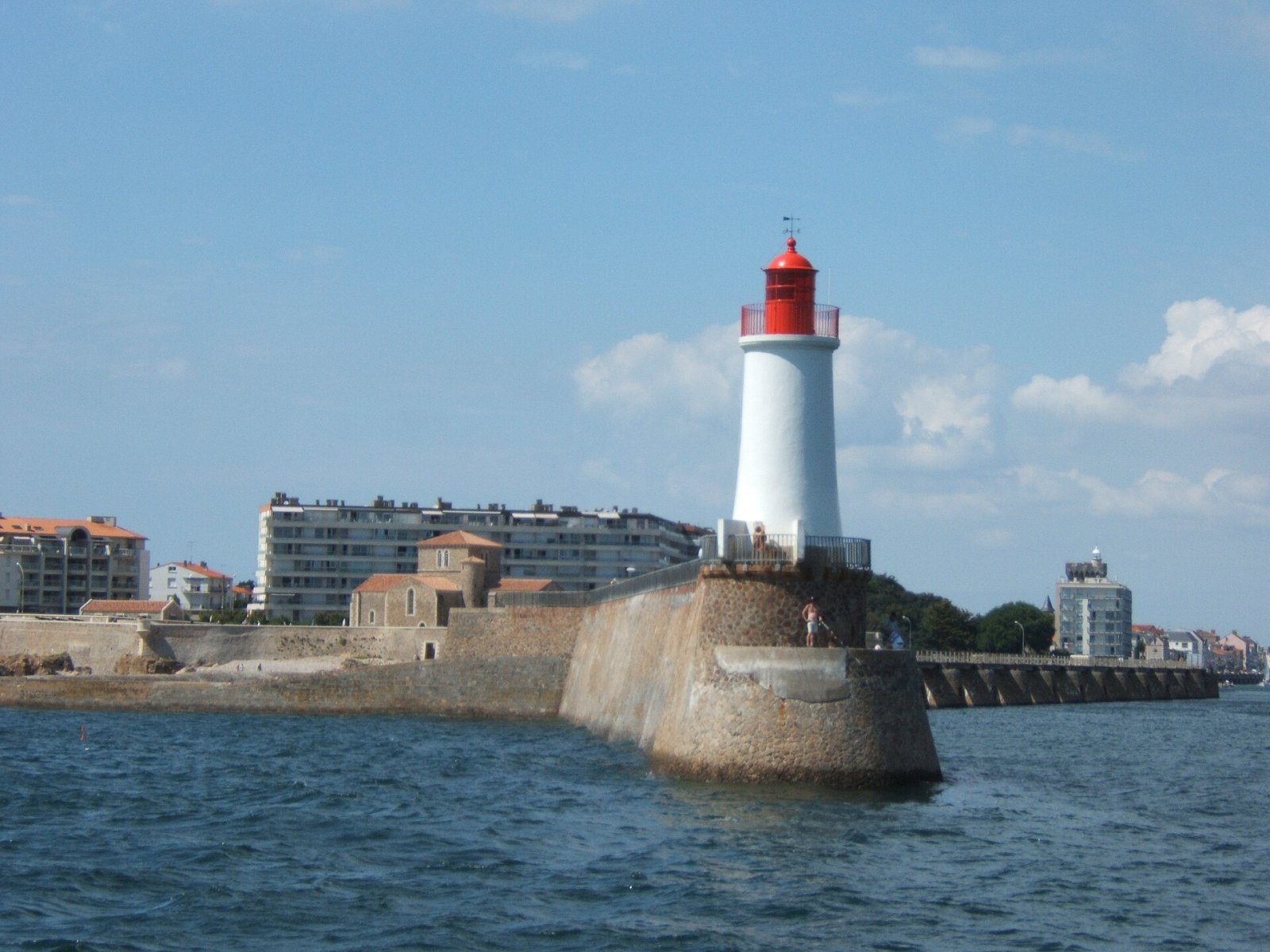 Scopri il Phare des Sables-d'Olonne: Luce e Storia in Francia - Montchevrier | Secret World Trip Planner