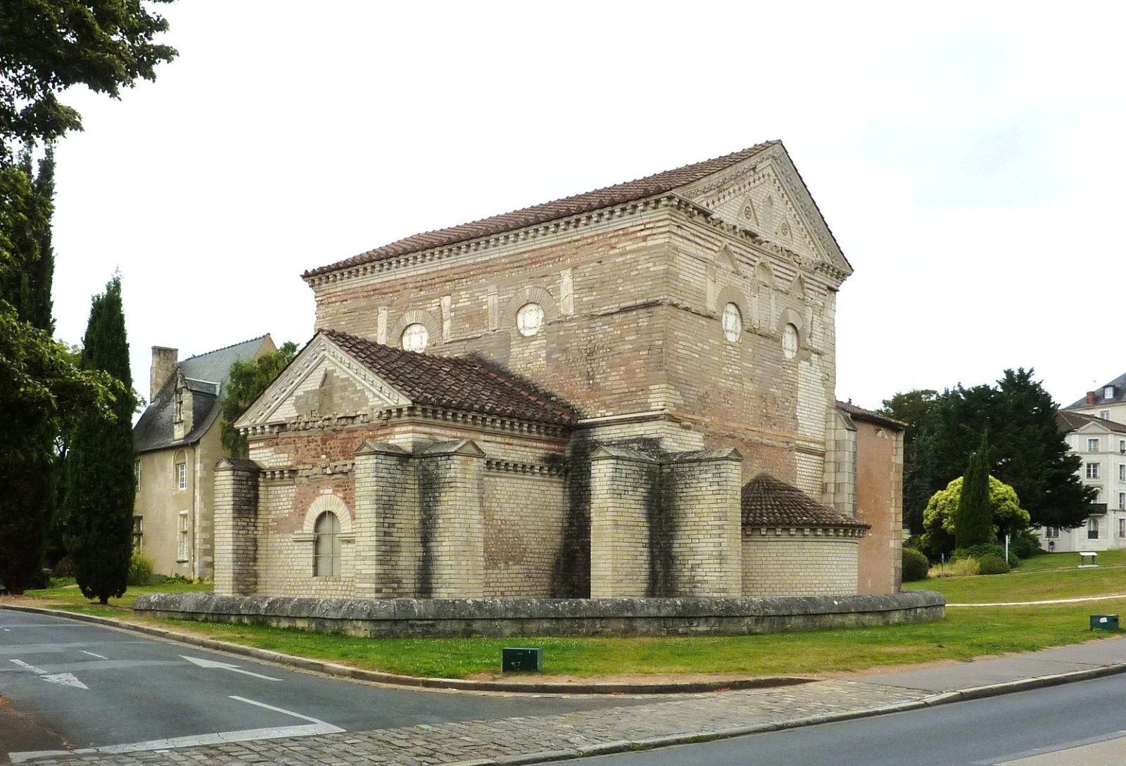 Entdecken Sie das Baptistère Saint-Jean de Poitiers: Geschichte und Schönheit - Poitiers | Secret World Trip Planner