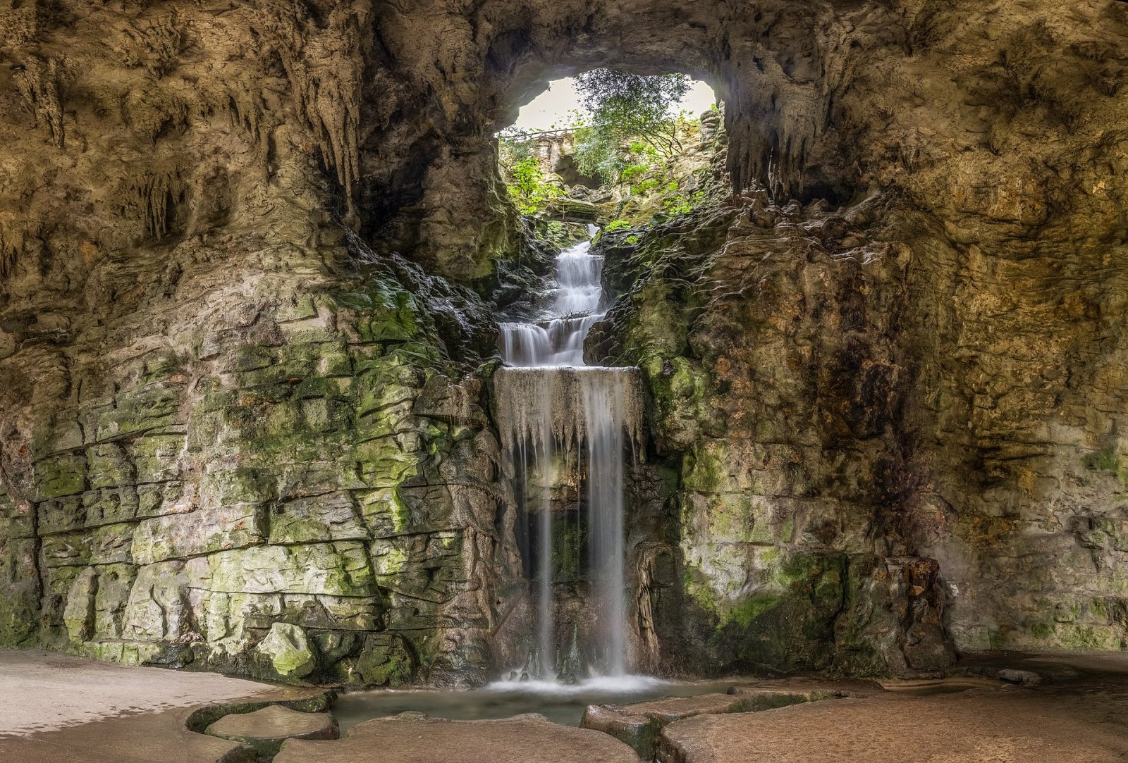 Parc des Buttes-Chaumont: un angolo di natura a Parigi - Paris | Secret World Trip Planner