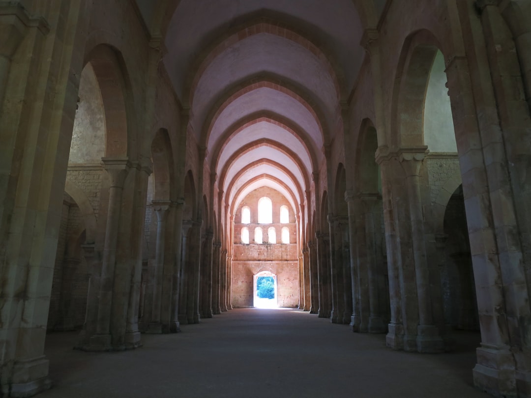 Entdecken Sie die Abbaye de Sénanque: ein Juwel der Provence - Gordes | Secret World Trip Planner