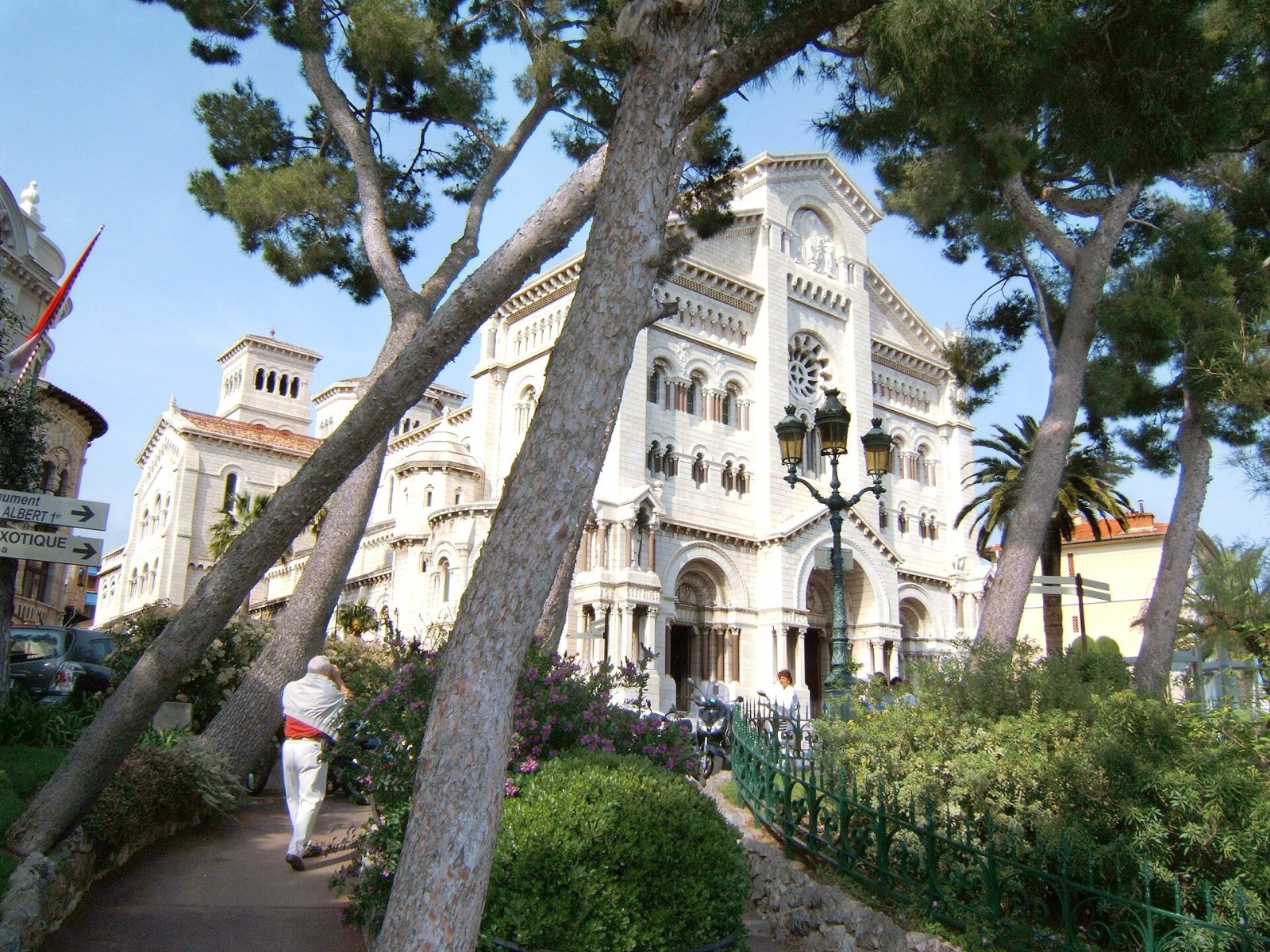 Scopri la Cathédrale de Monaco: un gioiello di cultura e storia - Palais Princier | Secret World Trip Planner