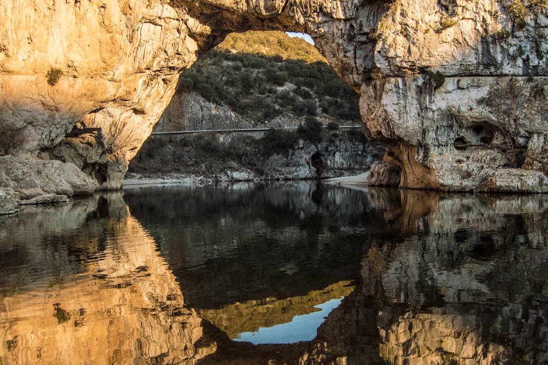 Gorges de l'Ardèche: Un gioiello naturale in Francia - Salavas | Secret World Trip Planner