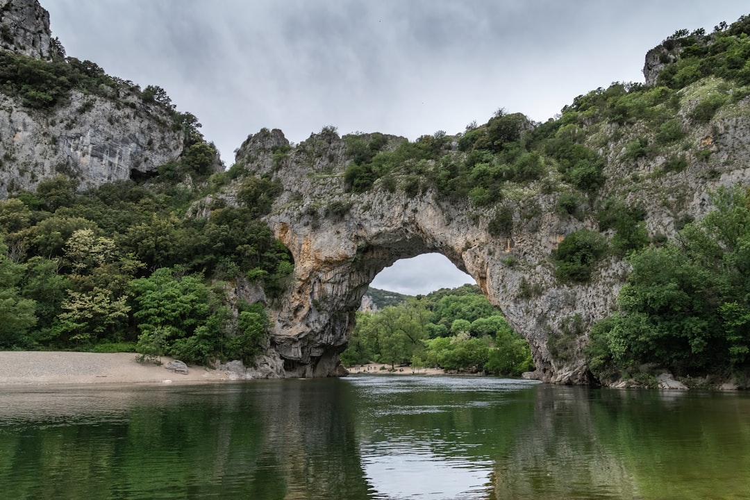 Entdecken Sie den Pont d'Arc: ein Naturjuwel in Frankreich — Vallon-Pont-d'Arc