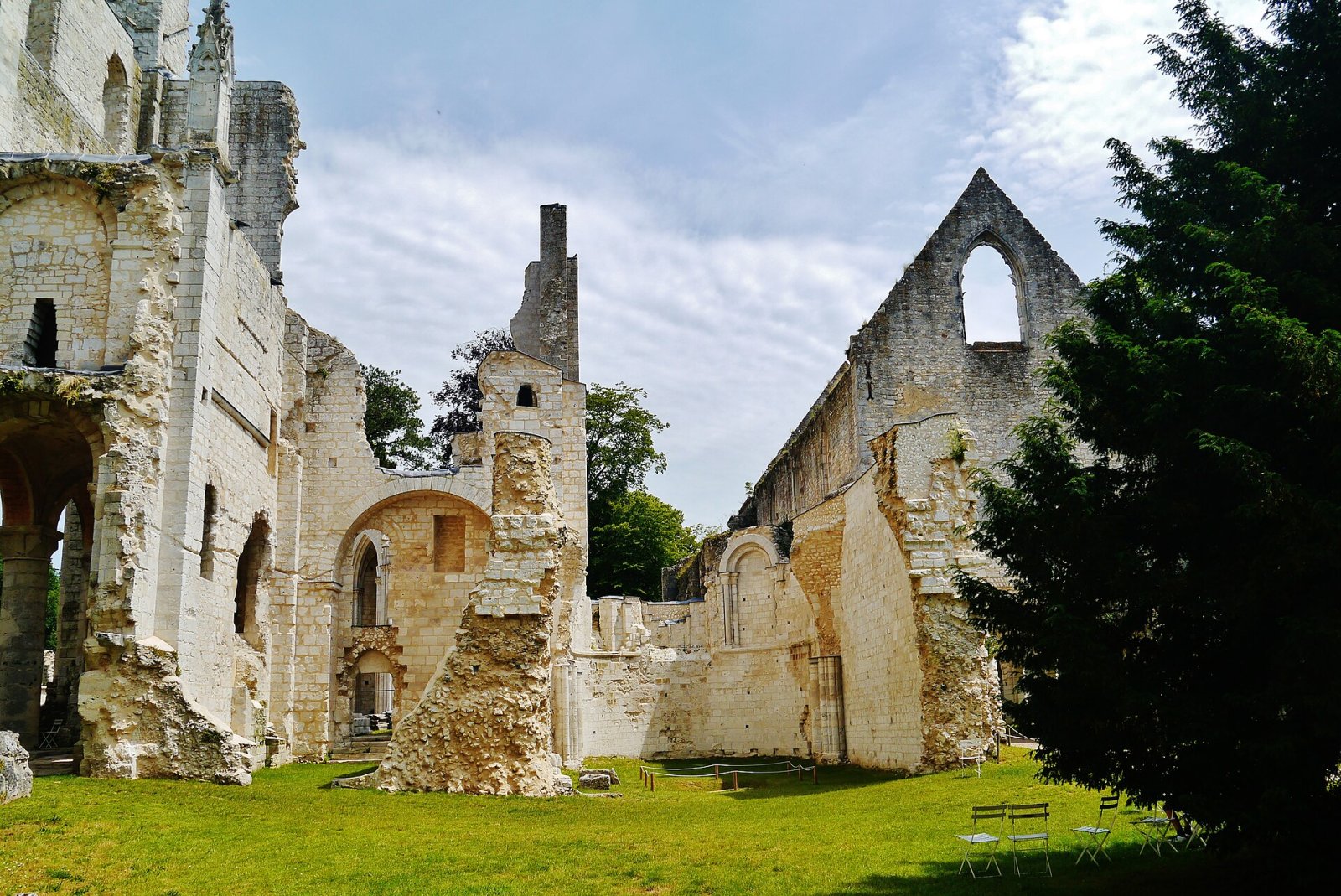 Scopri l'Abbaye de Jumièges: un tesoro della Normandia - Jumièges | Secret World Trip Planner