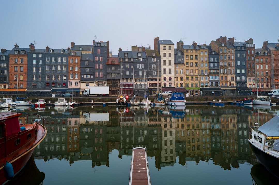 Esplora Honfleur Vieux Port: Storia e Bellezze della Normandia - Honfleur | Secret World Trip Planner