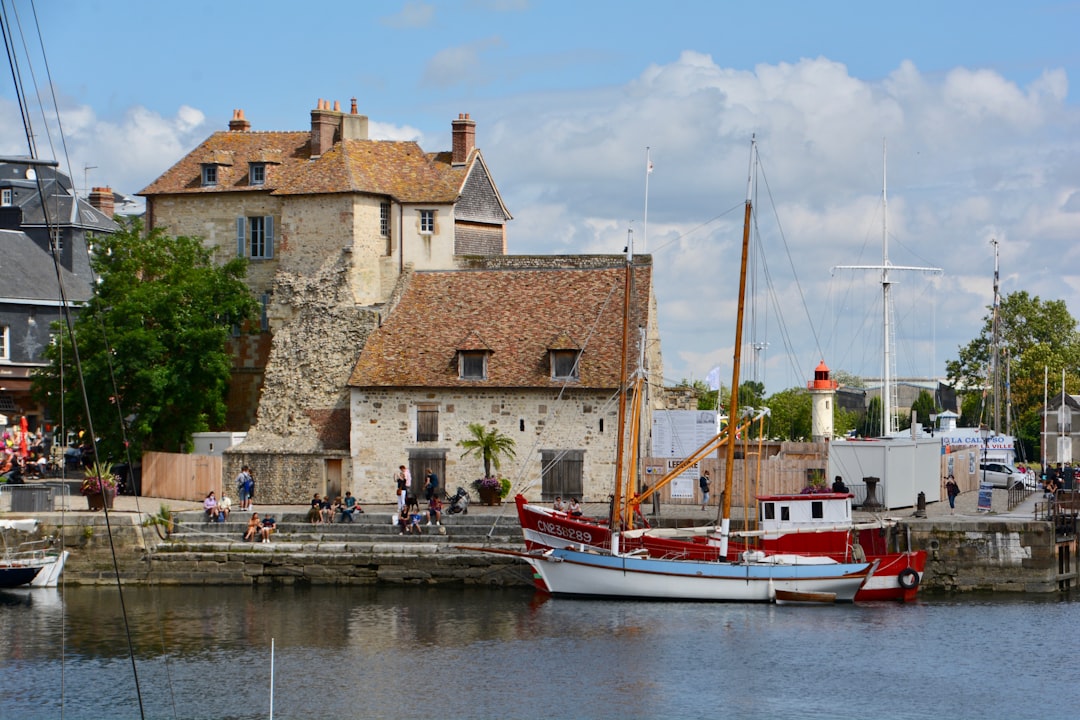 Erkunden Sie Honfleur Vieux Port: Geschichte und Schönheiten der Normandie - Honfleur | Secret World Trip Planner