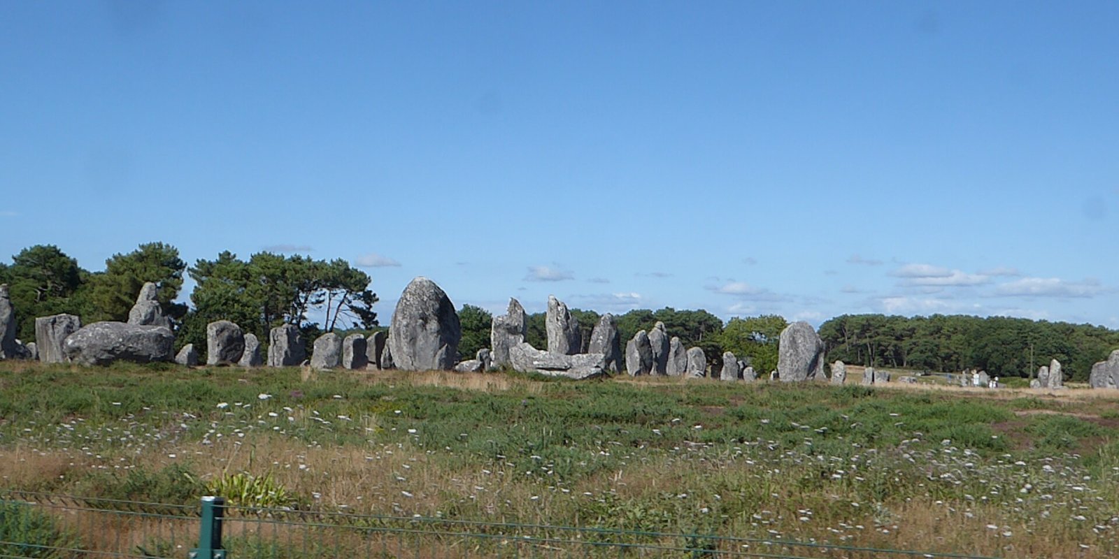 Esplorando i Menhirs di Carnac: Storia e Mistero in Bretagna - Saint-Fargeau | Secret World Trip Planner