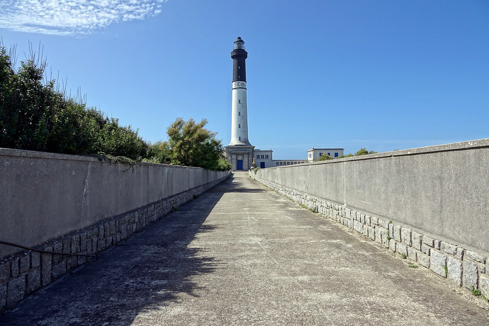 Scopri il Faro di Sein: un gioiello della Bretagna - Châteauvillain | Secret World Trip Planner
