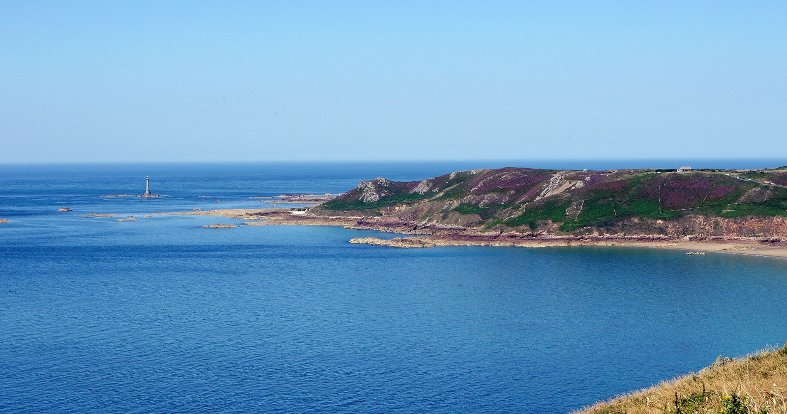 Entdecken Sie den Leuchtturm von Cap de la Hague in Auderville - Méréaucourt | Secret World Trip Planner