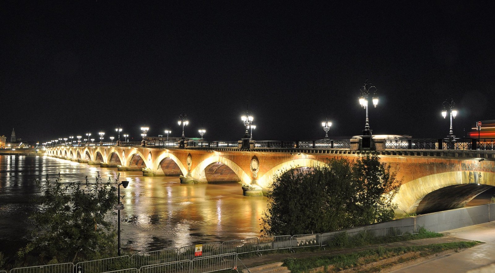 Discover the Pont de Pierre in Bordeaux: History and Beauty — Saint-Germain-et-Mons