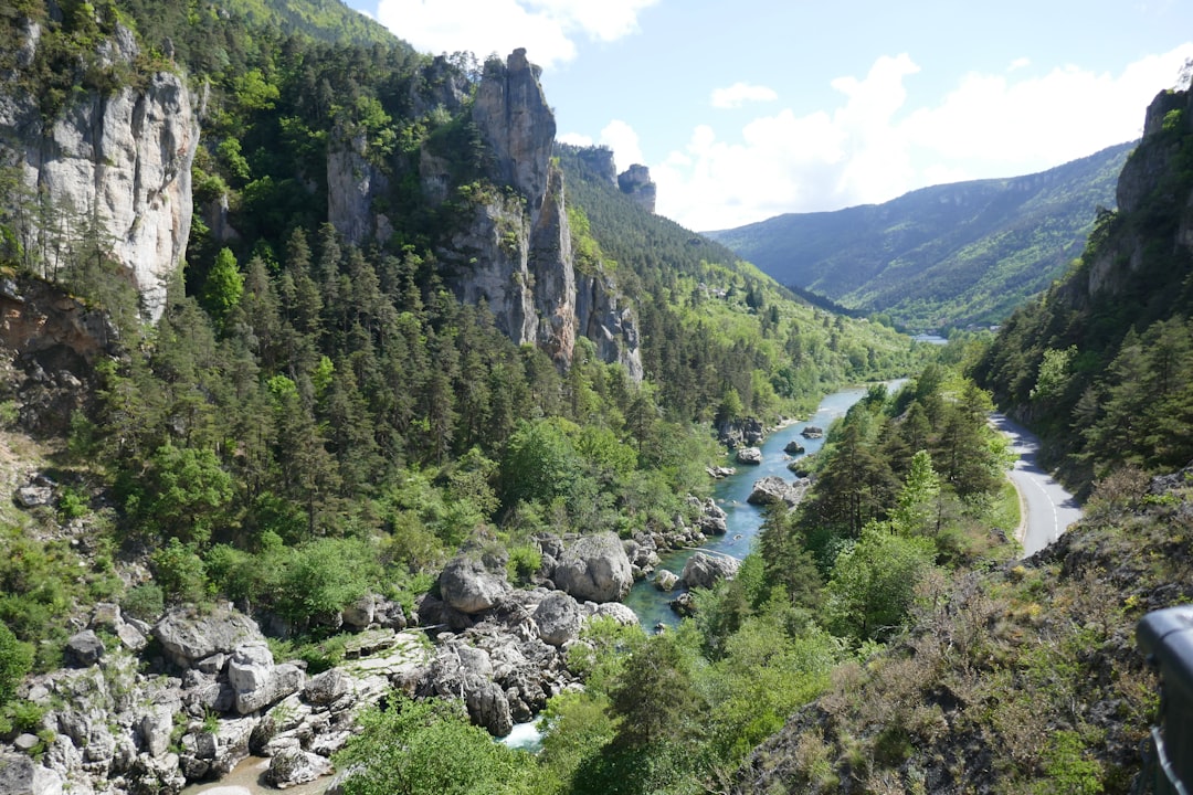 Entdecken Sie die Rivière Mayenne in Laval: Ein Naturparadies in Frankreich — Vibraye