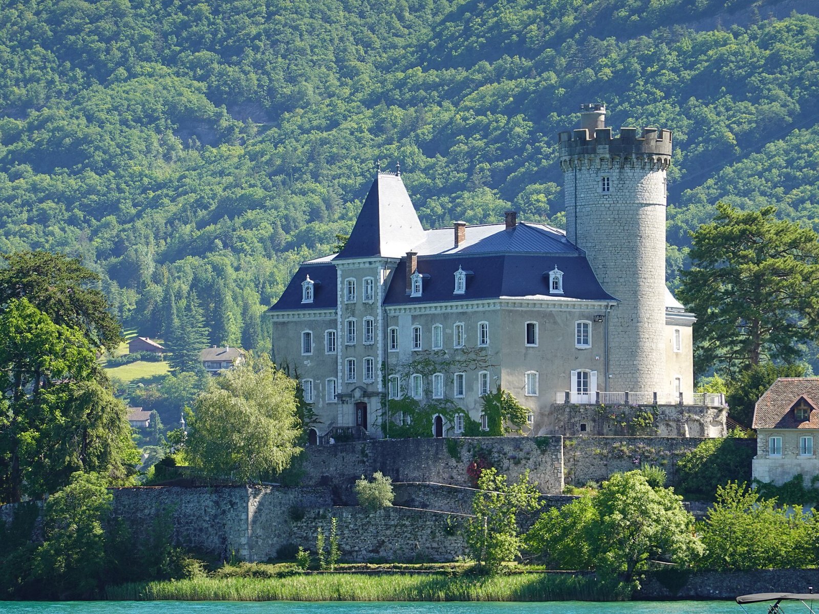 Entdecken Sie den Charme des Château de Duingt in Frankreich - Duingt | Secret World Trip Planner