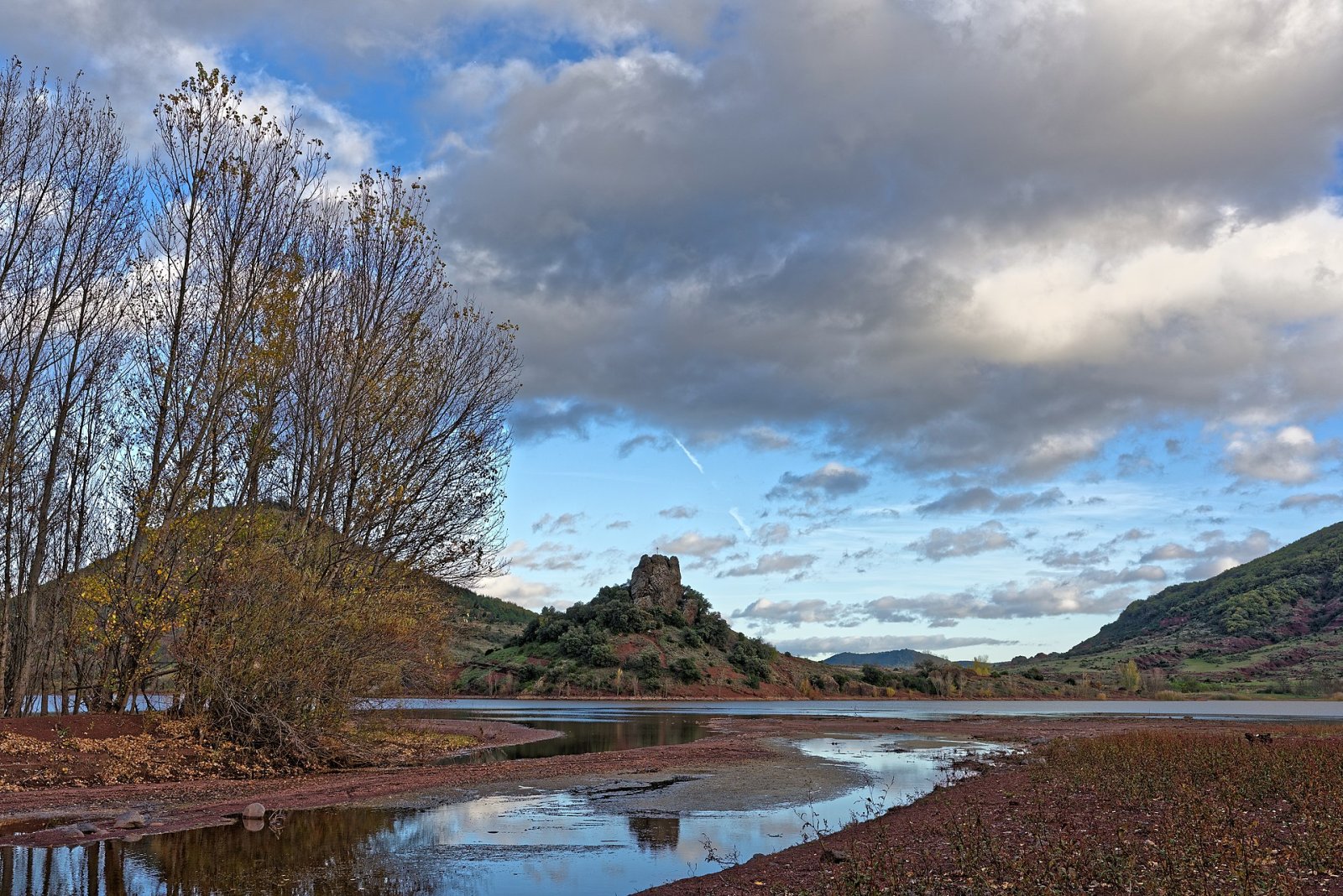 Scopri il Lac du Salagou: un gioiello della natura in Occitanie — Liausson