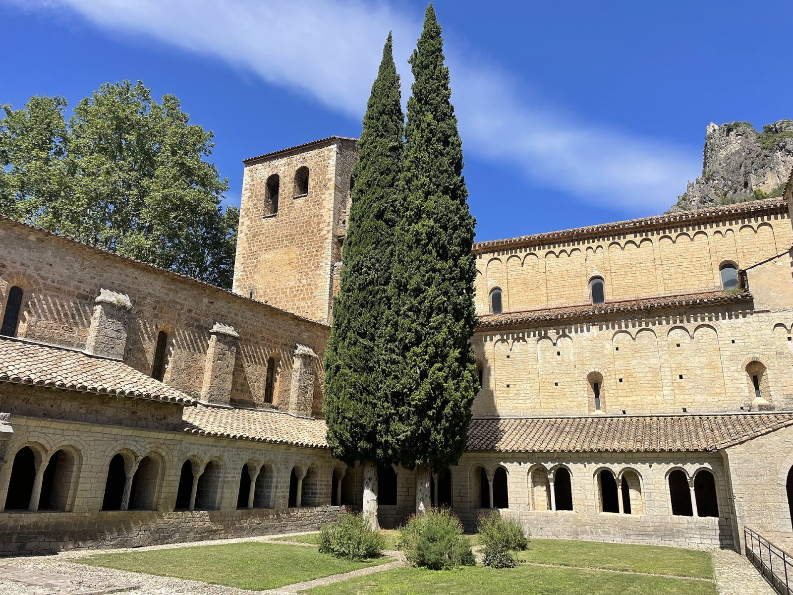 Scopri Saint-Guilhem-le-Désert: Un gioiello medievale in Occitanie - Puéchabon | Secret World Trip Planner