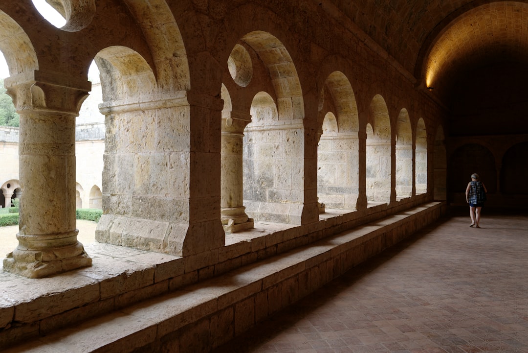 Entdecken Sie die Abbaye de Lagrasse: ein kulturelles Juwel in Okzitanien - Lagrasse | Secret World Trip Planner
