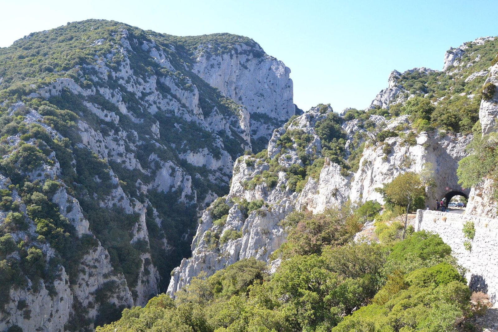 Scopri le Gorges de Galamus: un gioiello naturale in Occitanie - Saint-Paul-de-Fenouillet | Secret World Trip Planner