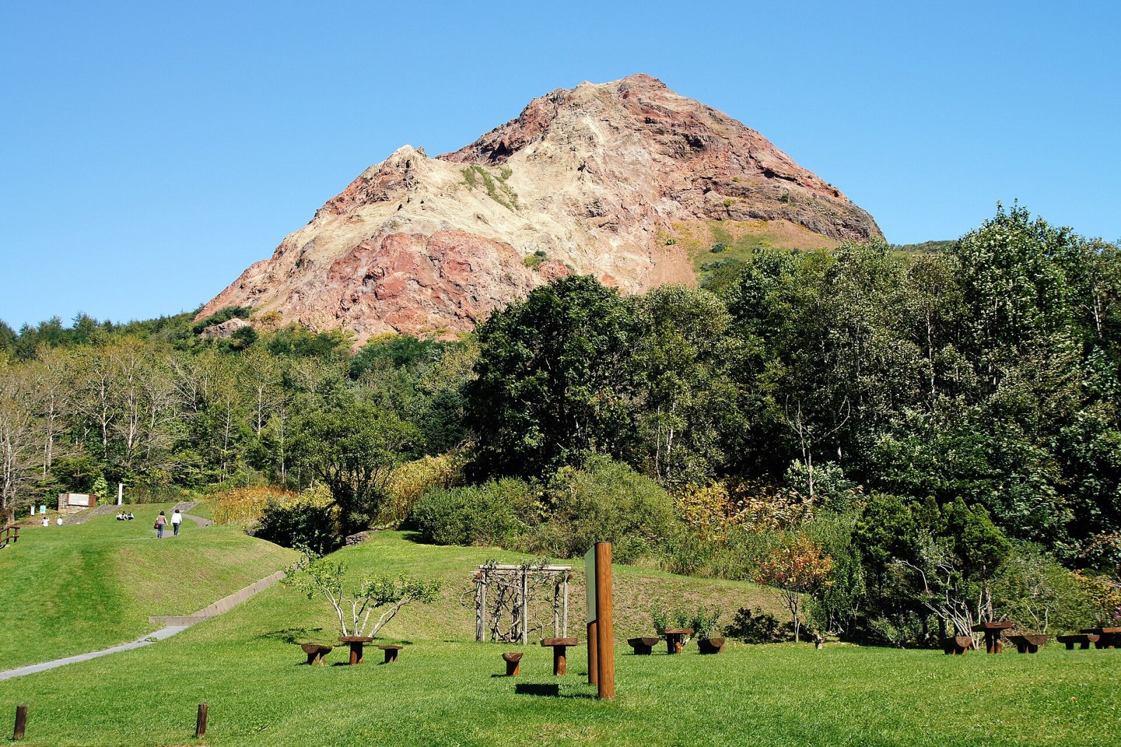 Entdecke Showa Shinzan: ein Naturjuwel in Hokkaido - Sobetsu | Secret World Trip Planner