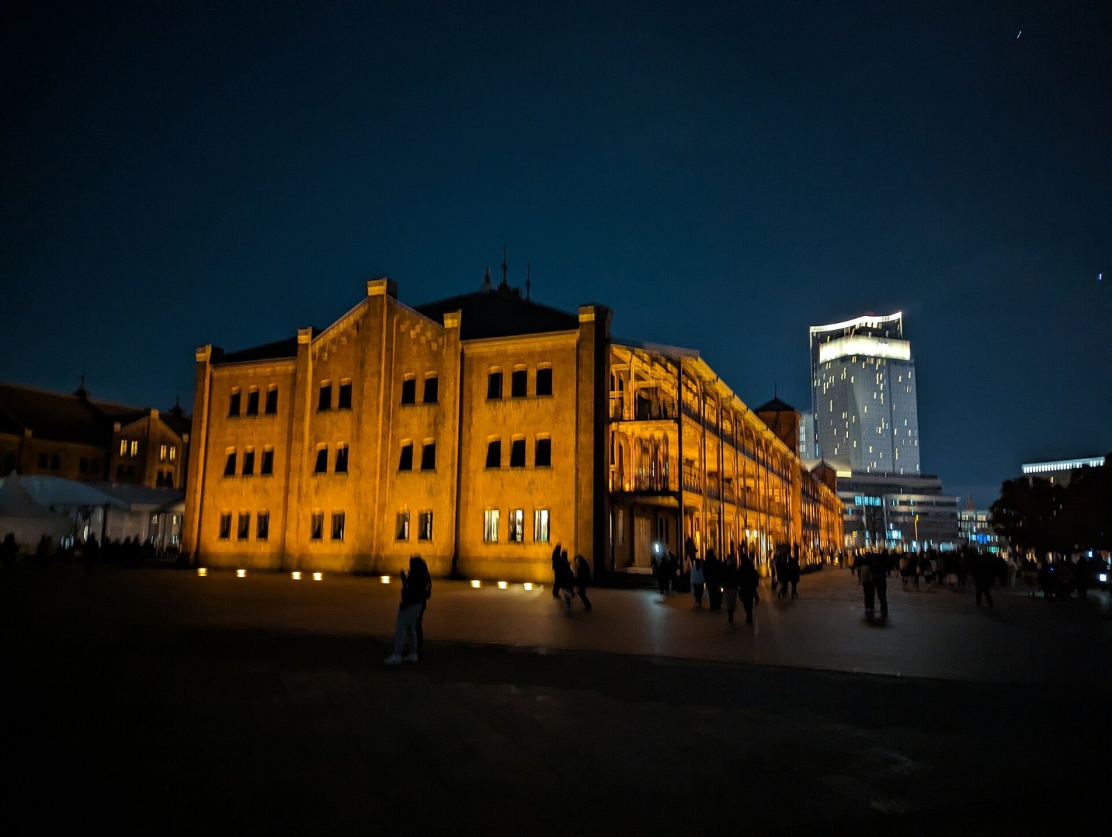 Esplora il Yokohama Red Brick Warehouse: Storia e Cultura - Yokohama | Secret World Trip Planner