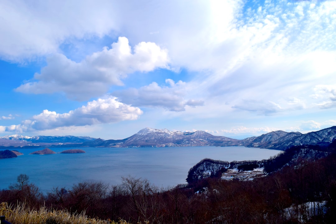 Entdecken Sie den Shikotsu-See: Ein Naturjuwel in Hokkaido - Chitose | Secret World Trip Planner