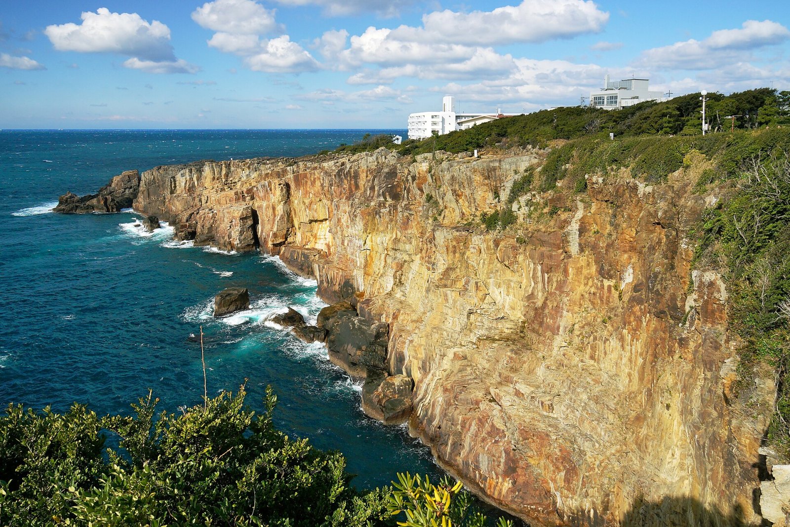Scopri le Maestose Scogliere di Sandanbeki a Shirahama - Shirahama | Secret World Trip Planner