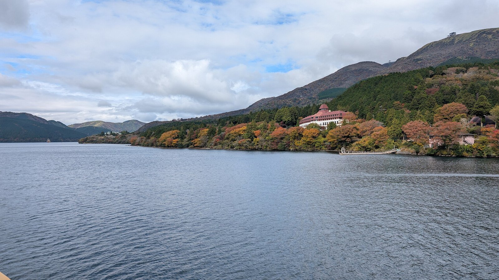 Scopri il Lago Ashi: un gioiello naturale nel cuore del Giappone - Hakone | Secret World Trip Planner