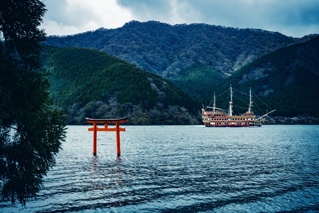 Entdecken Sie den Ashi-See: Ein Naturjuwel im Herzen Japans - Hakone | Secret World Trip Planner