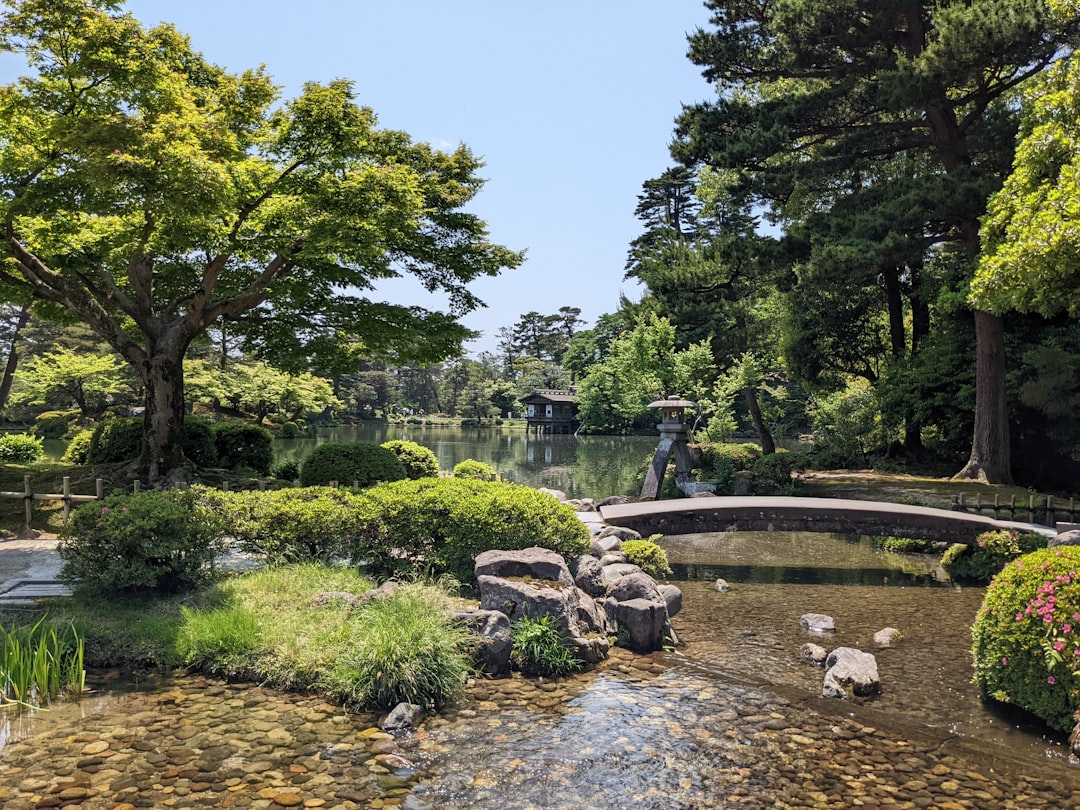 Entdecken Sie den Kenroku-en Garten: Ein Naturparadies in Kanazawa - Kanazawa | Secret World Trip Planner