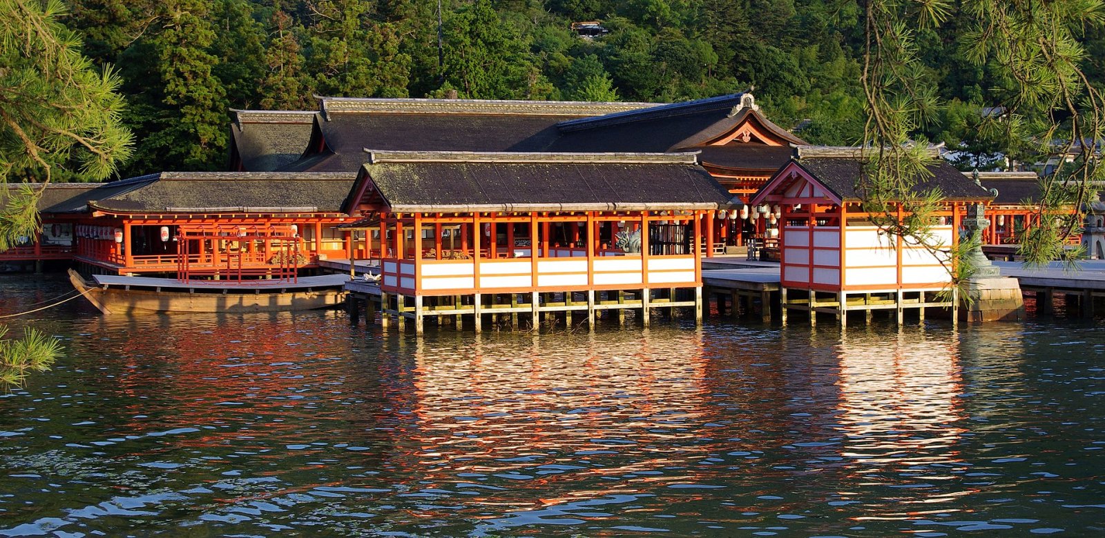 Entdecken Sie das Itsukushima-Schrein: ein kultureller Schatz in Japan — Hatsukaichi