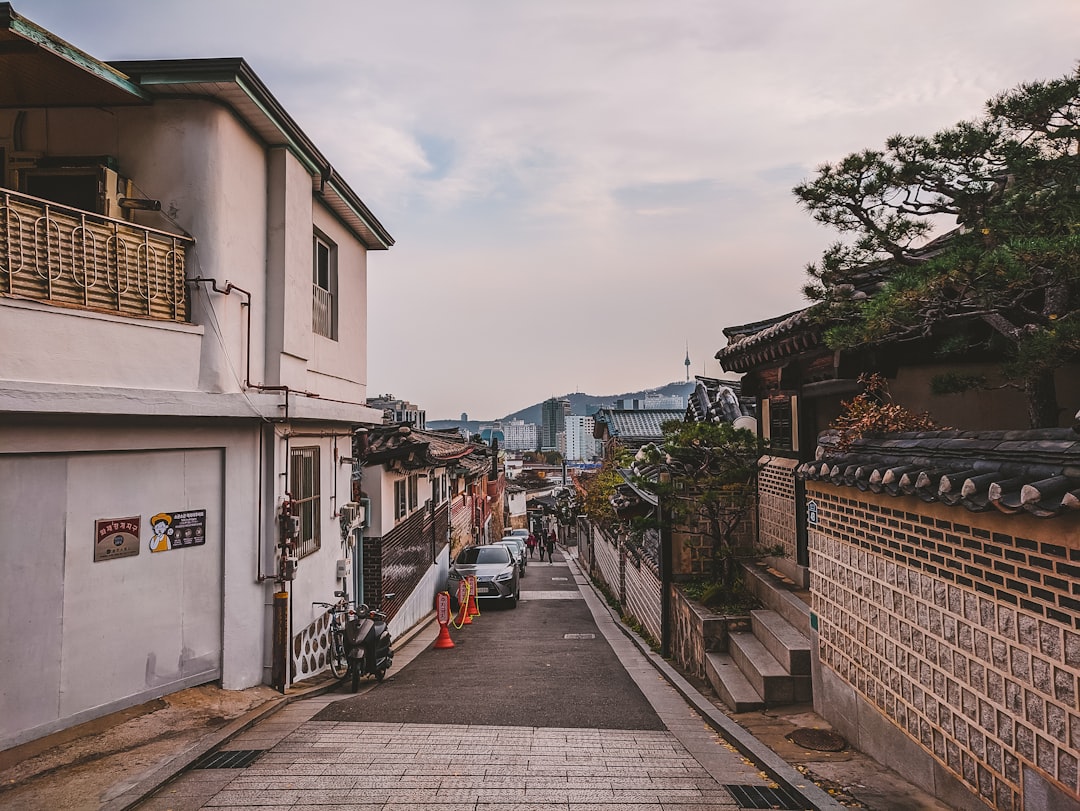 Scopri Bukchon Hanok Village: il cuore tradizionale di Seoul - Jongno District | Secret World Trip Planner