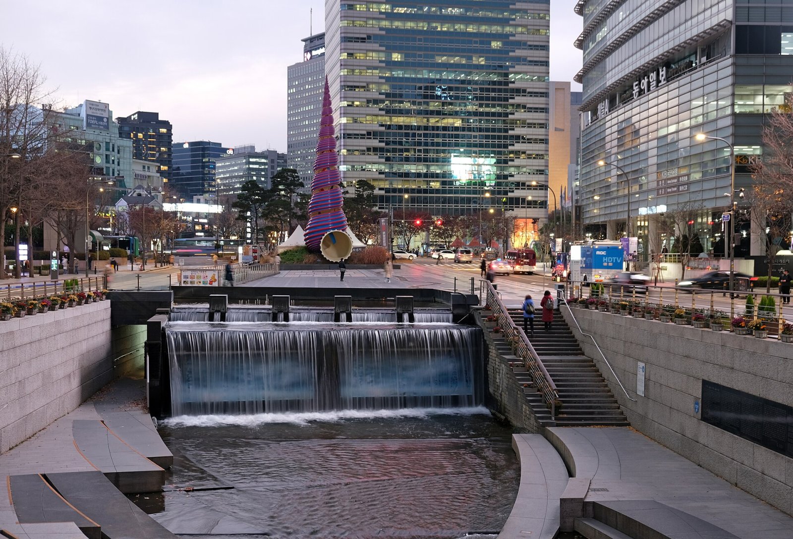 Scopri Cheonggyecheon: il gioiello naturale di Seoul - Jongno District | Secret World Trip Planner