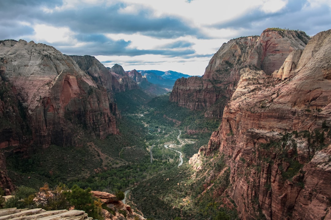 Entdecken Sie Angels Landing: Eine atemberaubende Wanderung in Utah — Jinzhong