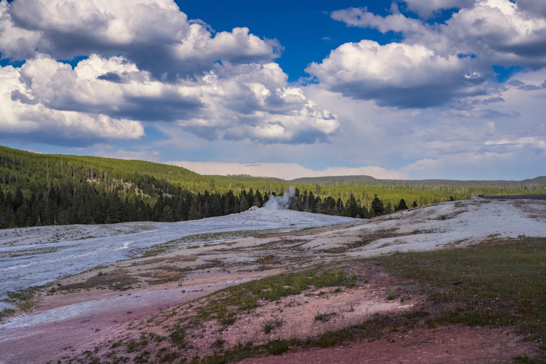 Scopri il Geyser Old Faithful: un tesoro naturale a Yellowstone