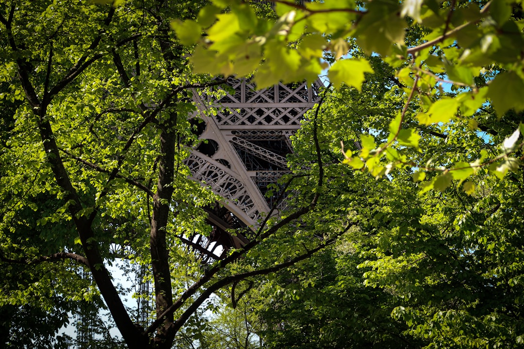 Die Magie des Eiffelturms: Symbol von Paris - Av. Gustave Eiffel | Secret World Trip Planner