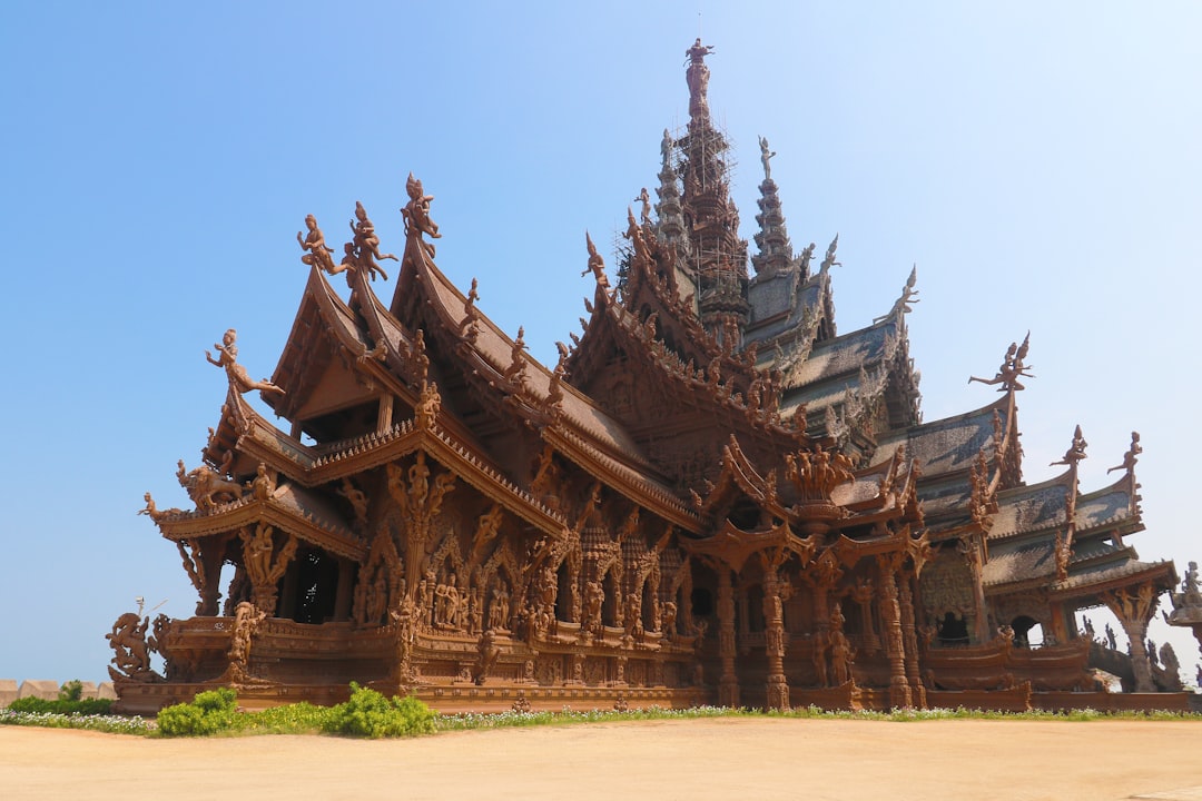 Entdecke die Magie der Nongnooch-Gärten in Pattaya - Sattahip District | Secret World Trip Planner