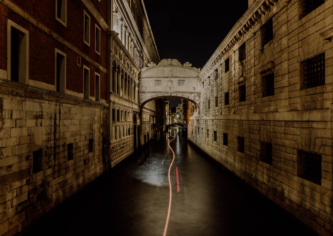 Ponte dei Sospiri: Un Gioiello Nascosto a Cambridge - St John's St | Secret World Trip Planner