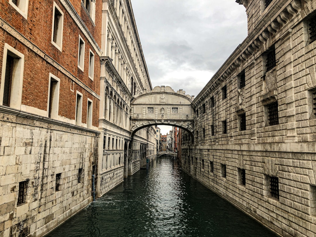 Ponte dei Sospiri: Ein verstecktes Juwel in Cambridge - St John's St | Secret World Trip Planner