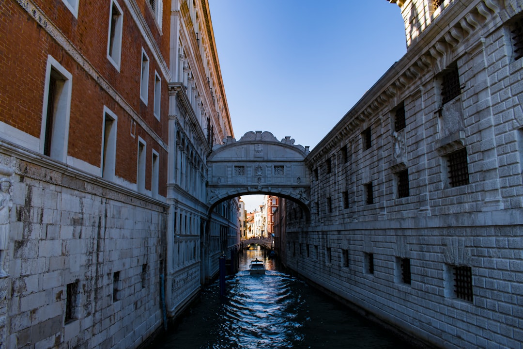 Ponte dei Sospiri: Ein verstecktes Juwel in Cambridge - St John's St | Secret World Trip Planner
