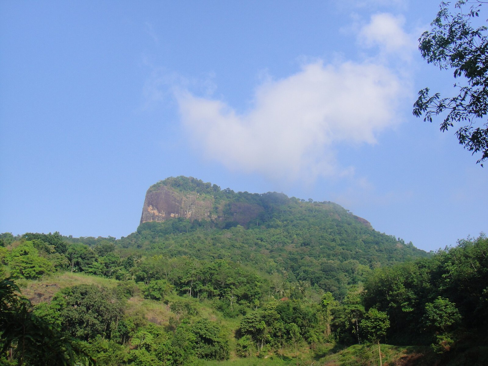Entdecken Sie Bible Rock: der Berg, der Geschichten in Sri Lanka erzählt — Ussapitiya
