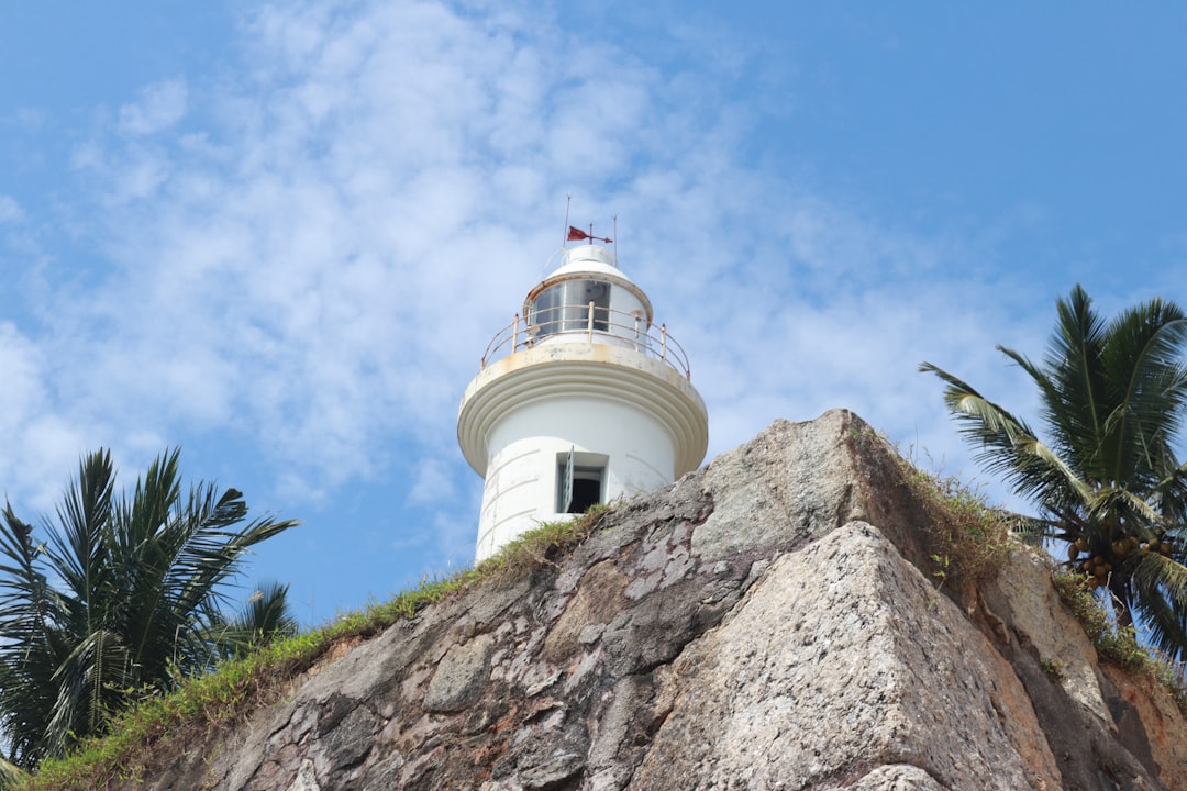 Entdecken Sie den Oluvil-Leuchtturm: Ein Juwel an der Küste von Sri Lanka — Oluvil
