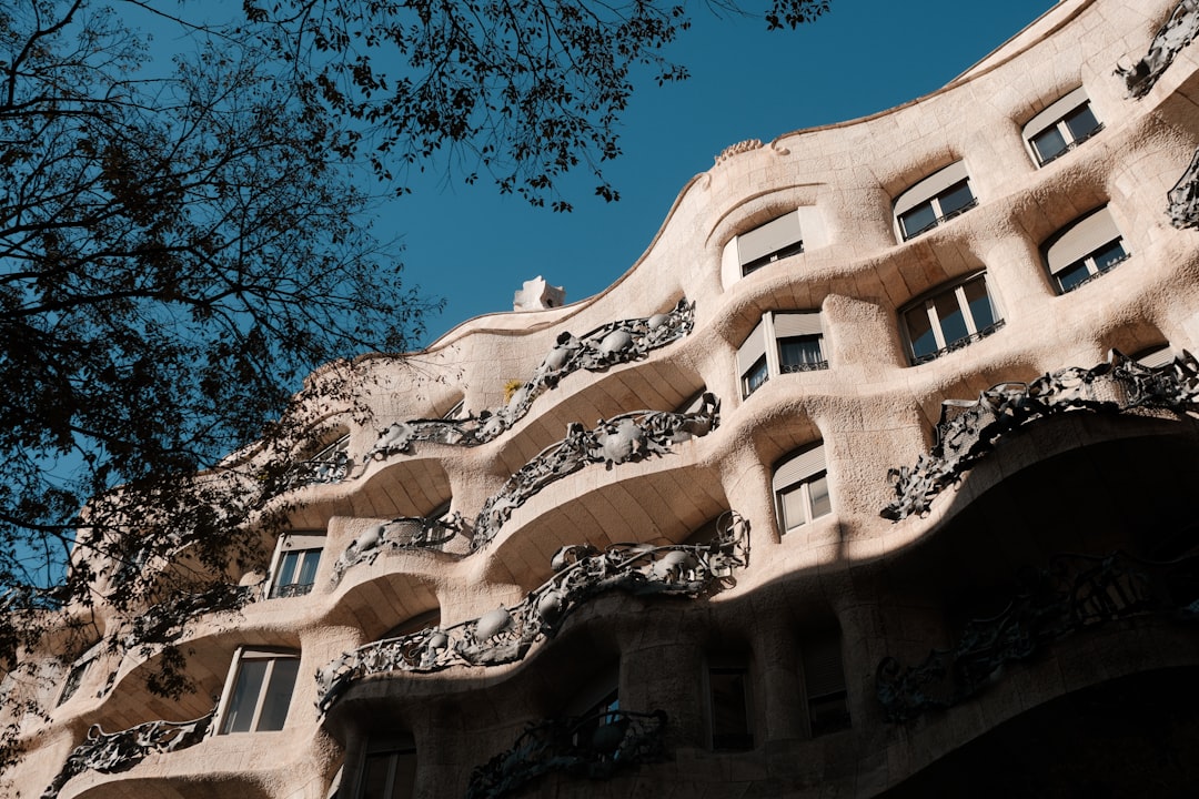 Entdecken Sie Casa Milà La Pedrera: Ein Meisterwerk von Gaudí in Barcelona - Barcelona | Secret World Trip Planner