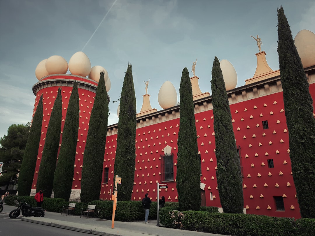 Entdecken Sie das Dalí Theatermuseum in Figueres, ein Juwel Kataloniens — Figueres