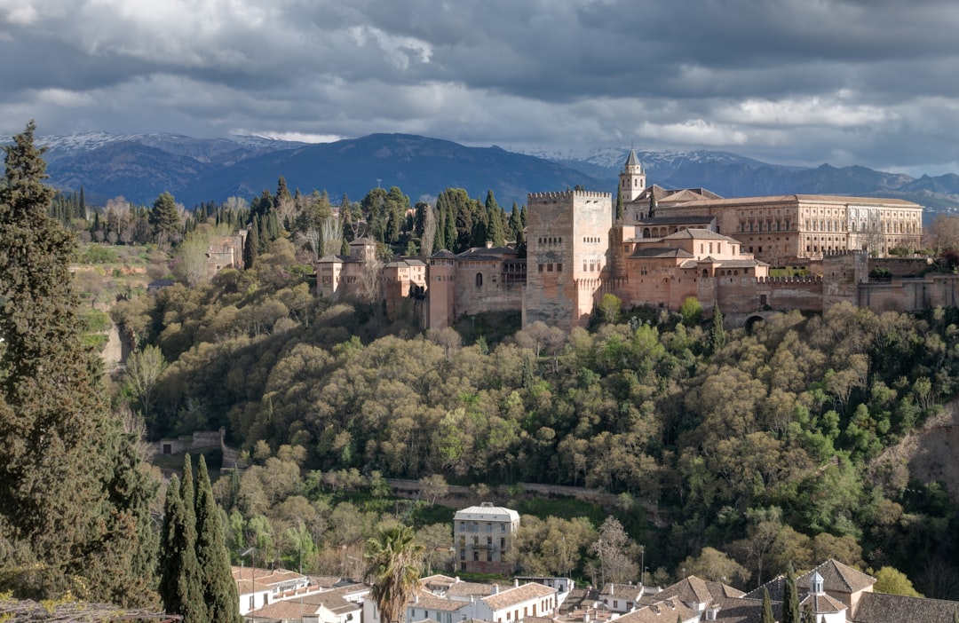 Entdecken Sie die Alhambra von Granada: ein Juwel der andalusischen Geschichte | Secret World Trip Planner