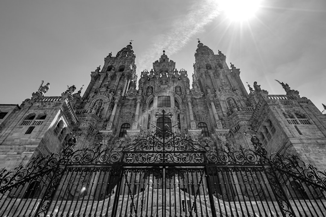 Entdecken Sie die Kathedrale von Santiago de Compostela: eine Reise durch die Geschichte | Secret World Trip Planner
