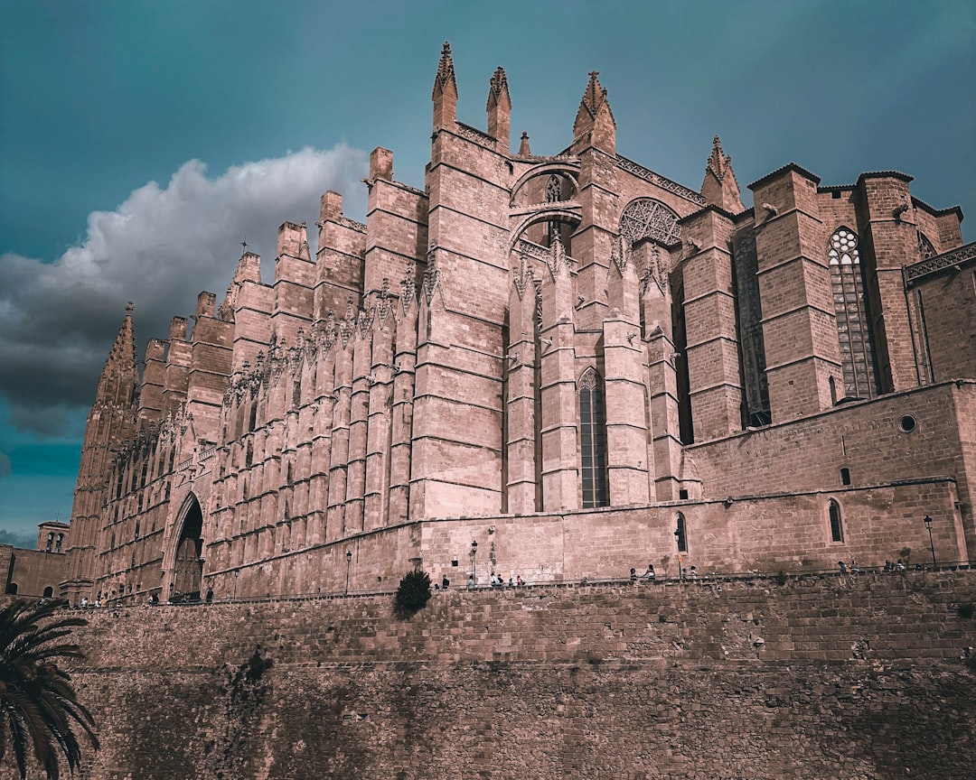 La Maestosa Cattedrale di Palma: Un Tesoro Gotico nelle Baleari - Palma | Secret World Trip Planner