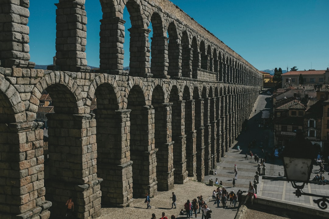 Entdecken Sie das Aquädukt von Segovia: Geschichte und Wunder | Secret World Trip Planner